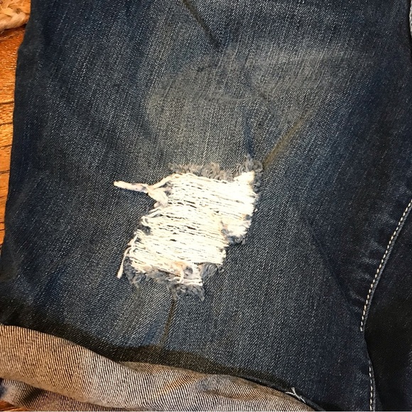 ▪️2.1 Distressed Denim Shorts - Picture 7 of 10